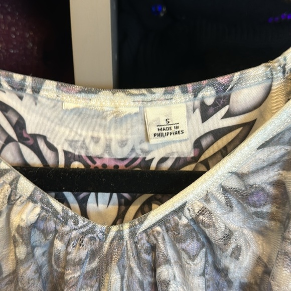 Unbranded gray/lavender print short semi sheer lined v neck top size S - Picture 2 of 3